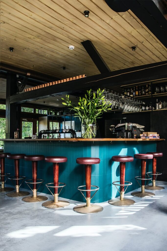 Lounge bar Service 1 1 683x1024